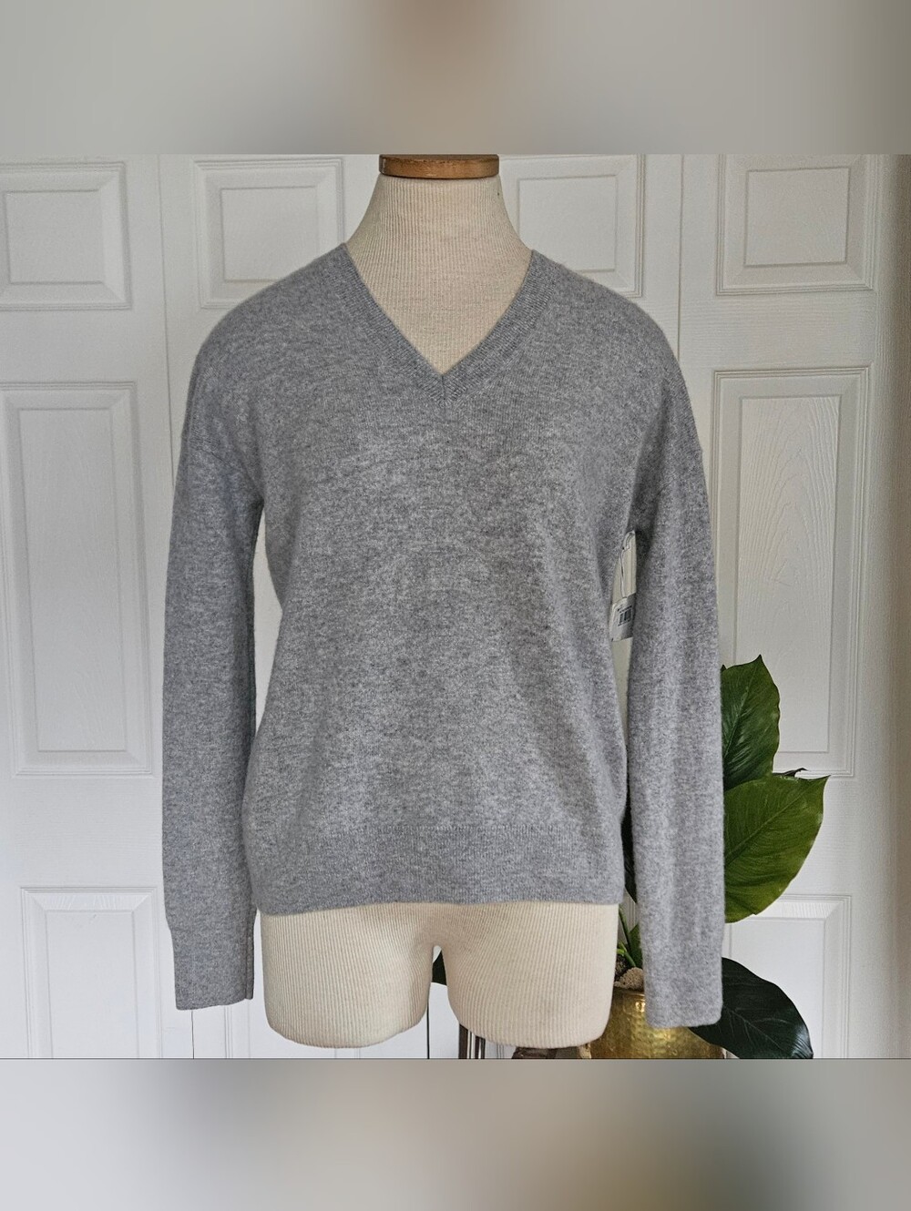 NWT Nordstrom Pure Cashmere V-Neck Sweater Grey Formal Quiet Luxury Size S